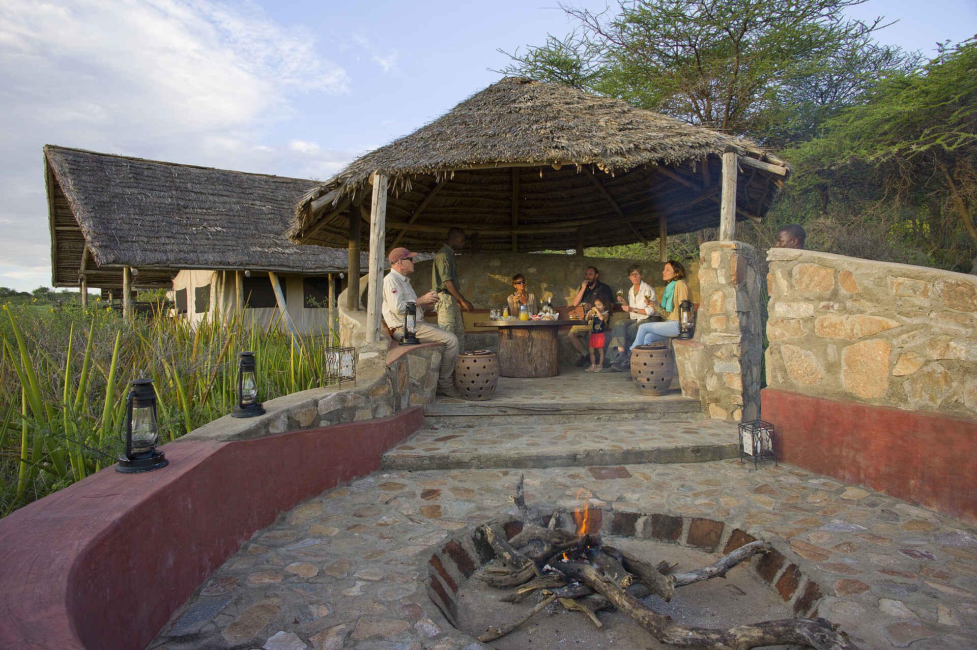 Ngorongoro Conservation Area, Olduvai Camp, Olduvai Gorge, Tanganyika Expeditions, Feuerstelle, Lounge, Afrikarma, Afrikarma Safaris, Afrikarma Safaris - Wildnis. Hautnah., Afrikarma.de