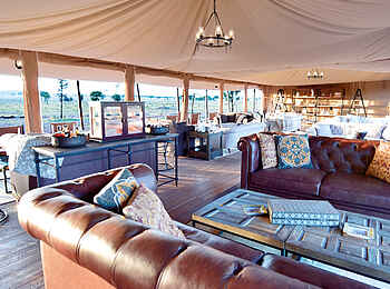 One Nature Nyaruswiga: Lounge mit Humidor und Bücherwand