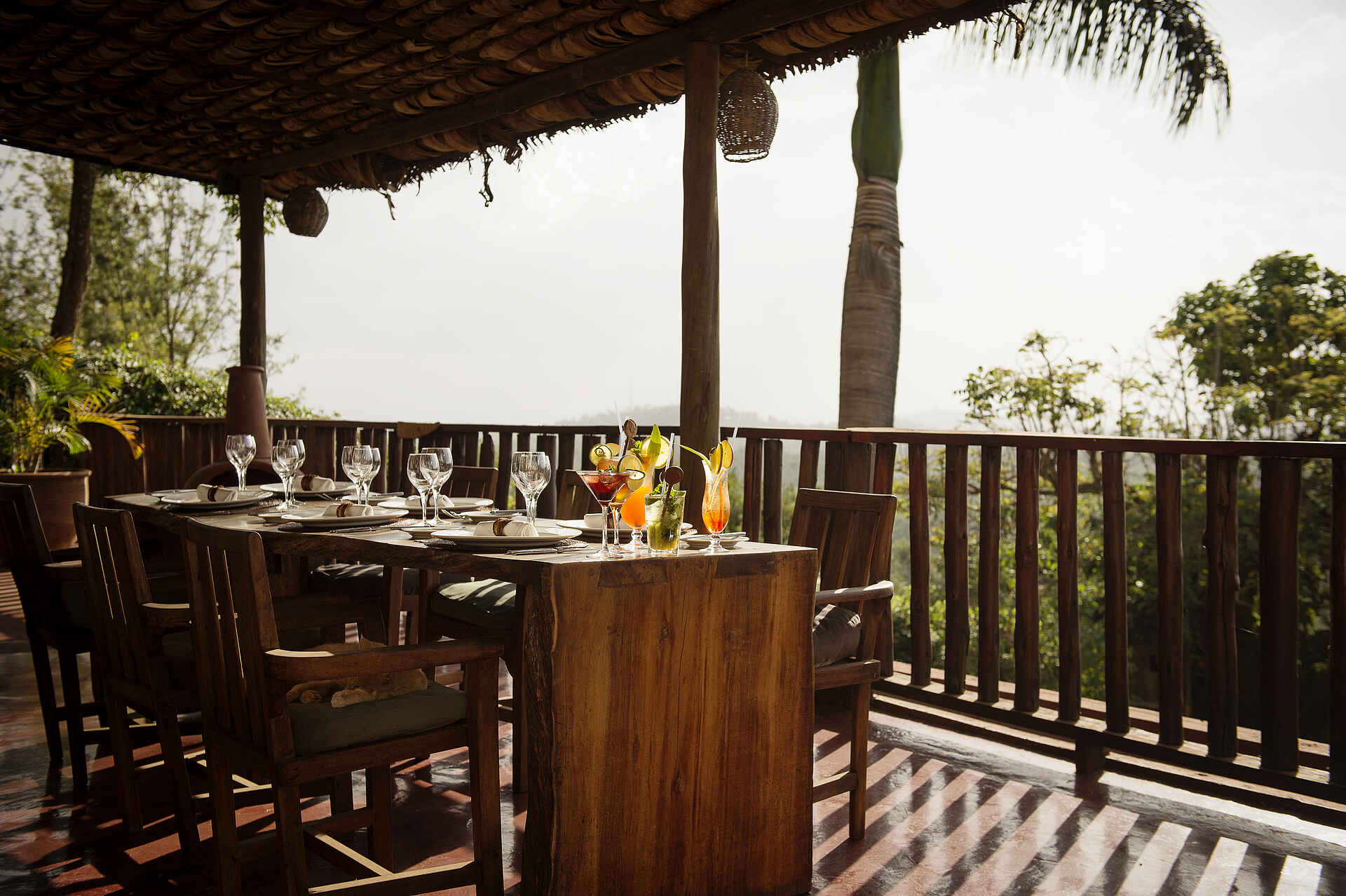 Arusha, Arusha National Park, Kilimanjaro National Park, Mount Meru, Onsea House, Onsea House Tanzania Limited, Tansania, Tanzania, Themi Hill, Country Inn, Gedeckter Tisch, Private Terrasse, Stühle, Tisch, Afrikarma, Afrikarma Safaris, Afrikarma Safaris – Wildnis. Hautnah., afrikarma.de