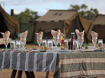 Ruwesi Canoe Trail: Esstisch Ruwesi Canoe Trail: Esstisch