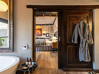Simbambili Game Lodge: Simbambili Waterhole Suite - Bad