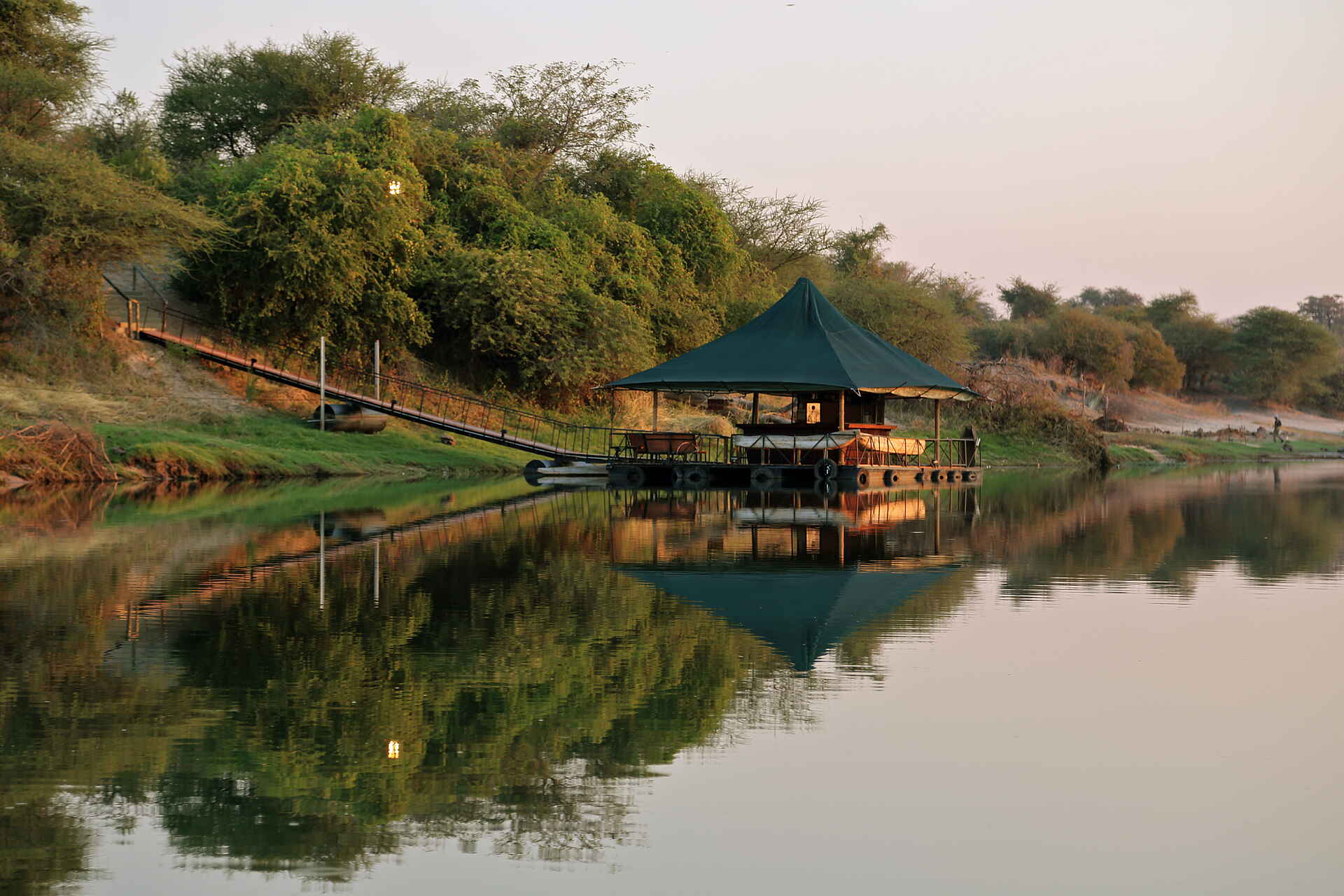 Taranga Safari Lodge: Blick auf die Bar Angola, Caiprivi, Caiprivi-Streifen, Camping, Flussufer, Jacobus Bruwer, Luxus, Namibia, Okavango, Okavango River, Rundu, Taranga, Taranga Safari Lodge, Zeltchalets, Bar, Entspannung, Erholung, afrikarma, afrikarma.de, Afrikarma Safaris