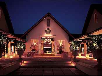 The Royal Livingstone: Hotelinnenhof bei Nacht The Royal Livingstone: Hotelinnenhof bei Nacht