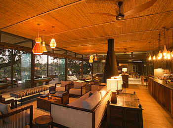 Thorntree River Lodge: Hell erleuchtete Lounge Thorntree River Lodge: Hell erleuchtete Lounge