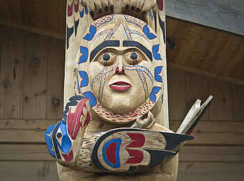 Tweedsmuir Park Lodge: Traditioneller Totempfahl