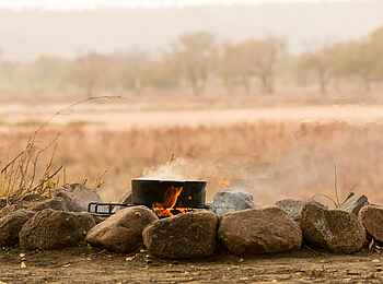 Chilo Mahove Tented Camp: Kochstelle Chilo Mahove Tented Camp: Kochstelle