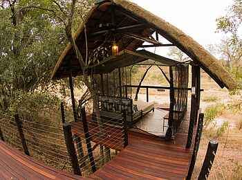 Jock Safari Lodge – Main Lodge: Aussichtsplattform mit Tagesbett