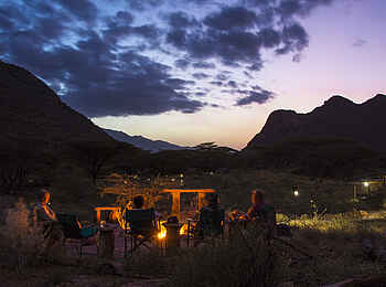 Koros Camp: Lagerfeuer vor der Hausbergkulisse