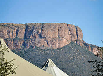 Marataba Safari Lodge: Zeltdächer der Privatunterkünfte mit Bergen im Hintergrund