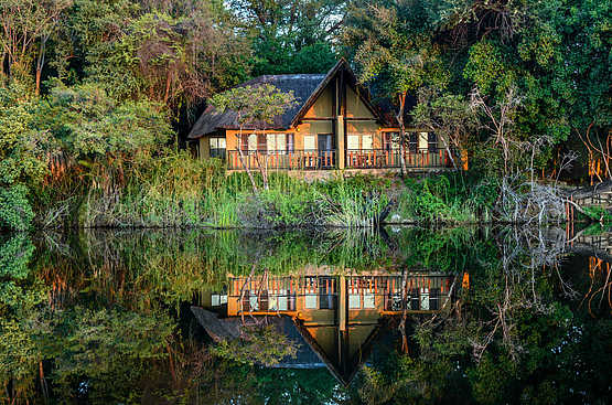 Namushasha River Lodge: Gästeunterkunft vom Fluss aus Namushasha River Lodge: Gästeunterkunft vom Fluss aus