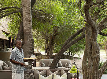 &Beyond Ngala Tented Camp: Snack auf der Veranda