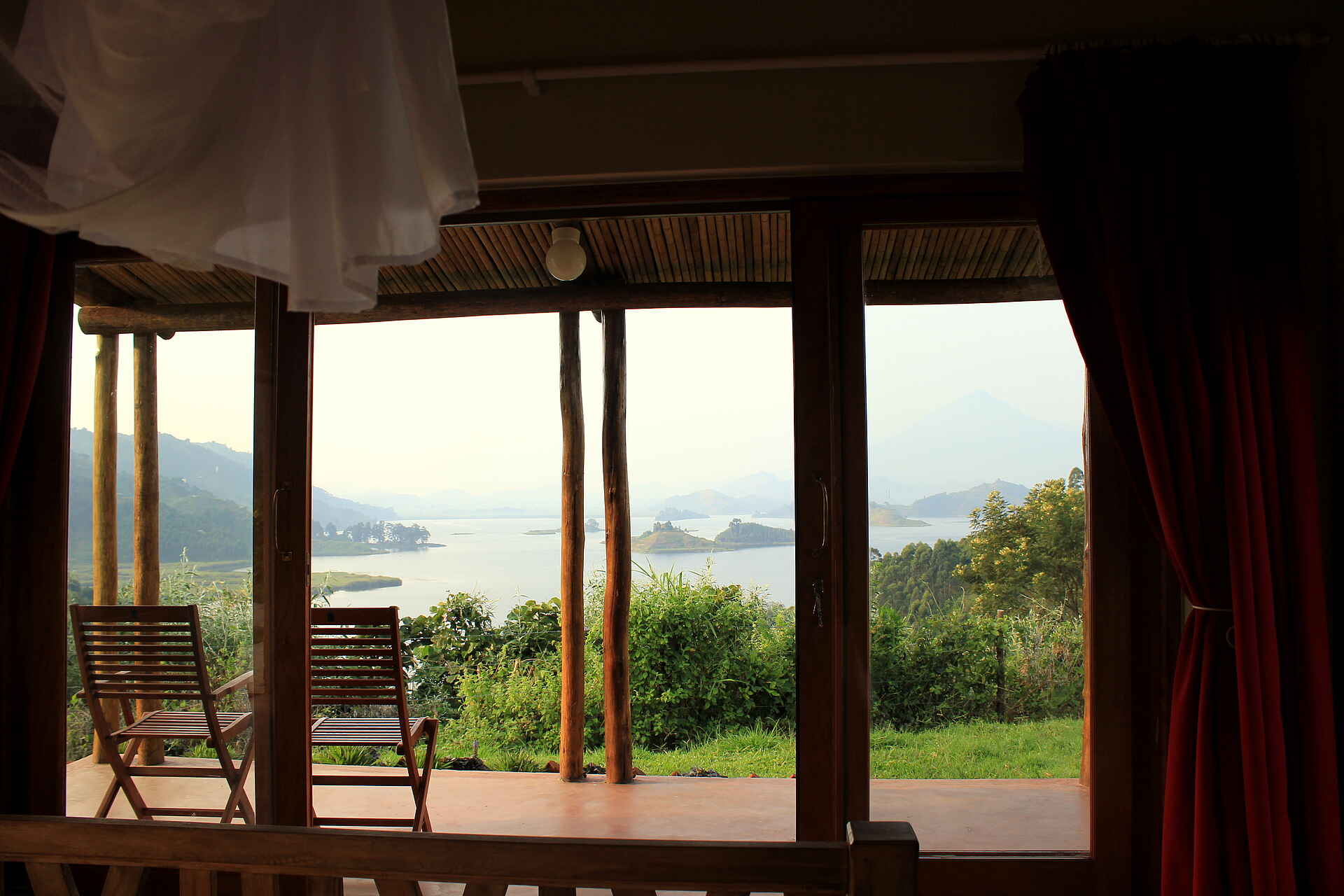 Chameleon Hills Lodge: Das Panoramafenster in dem Gästechalet gibt den traumhaften Blick auf den See frei