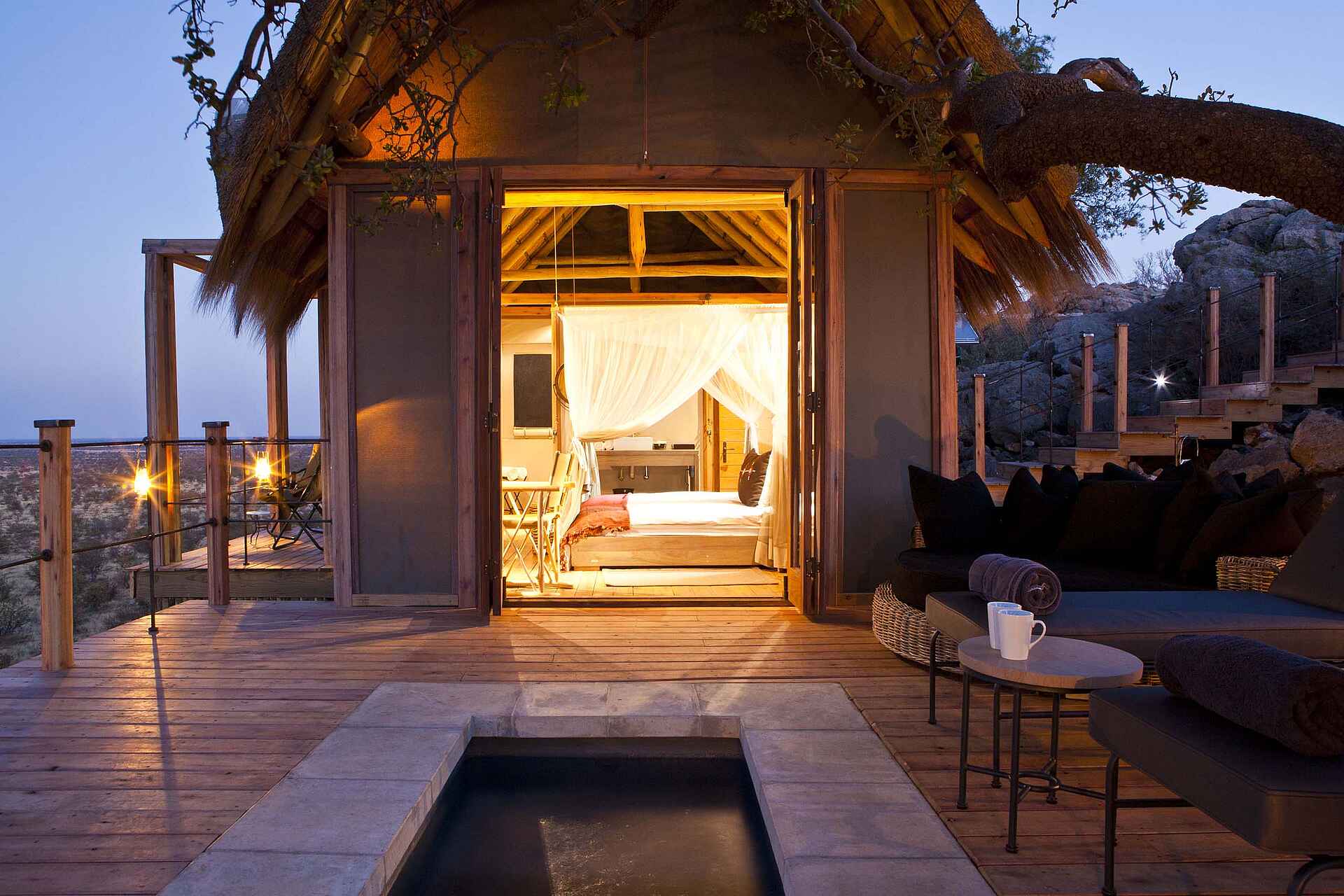 Dolomite Camp, Doppelbett, Etosha Pan, Etosha-Nationalpark, Etoshapfanne, Gästechalet, Namibia Wildlife Resorts, NWR, Pool, Terrasse, Veranda, Afrikarma, Afrikarma Safaris, Afrikarma.de