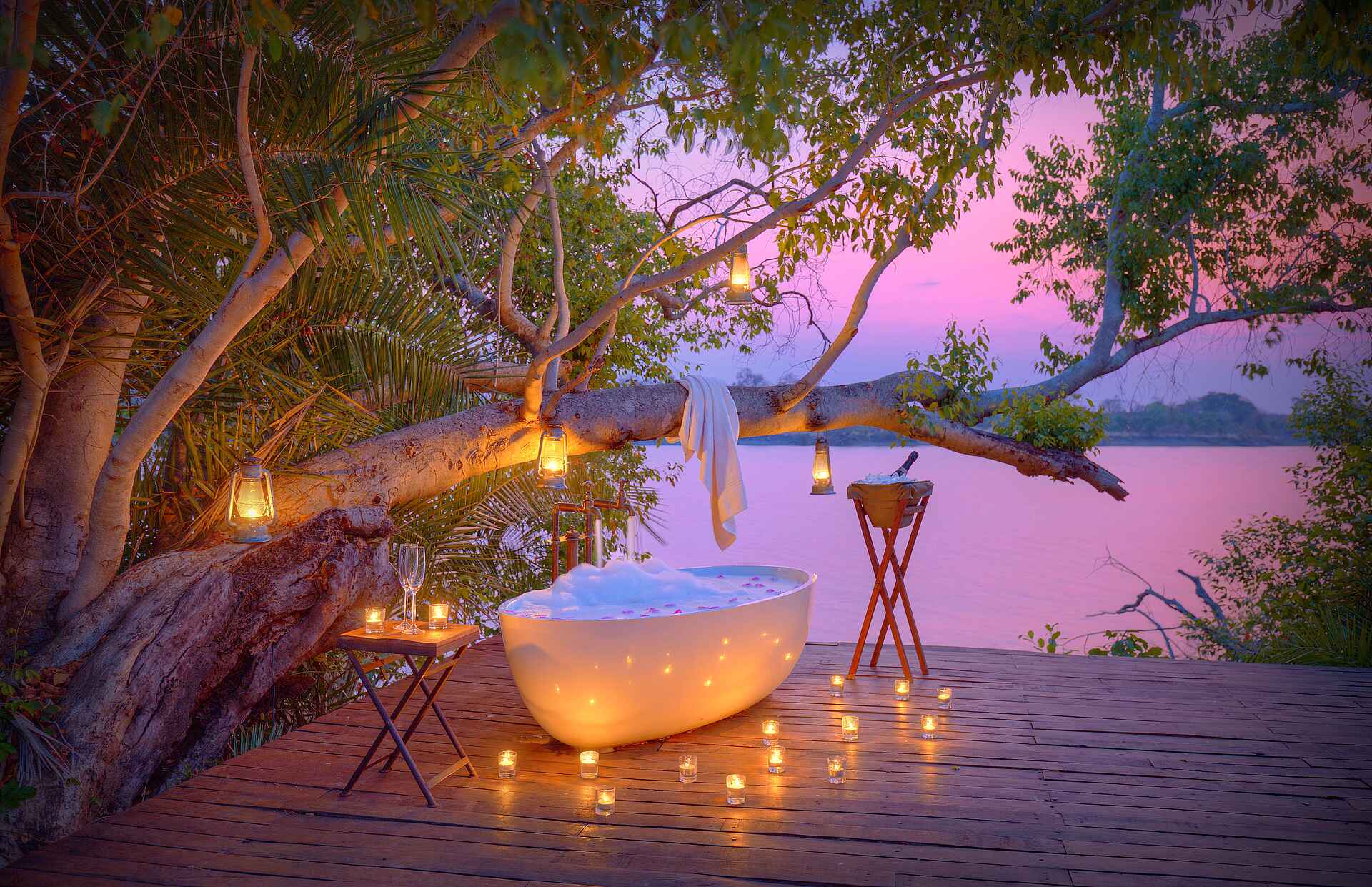 Ila Safari Lodge: Badewanne auf der Terrasse