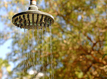 Lake Manze Camp: Freiluftdusche Lake Manze Camp: Freiluftdusche