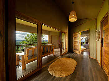 Lemala Mpingo Ridge Lodge: Gang in der Suite mit zwei Schlafzimmern Lemala Mpingo Ridge Lodge: Gang in der Suite mit zwei Schlafzimmern
