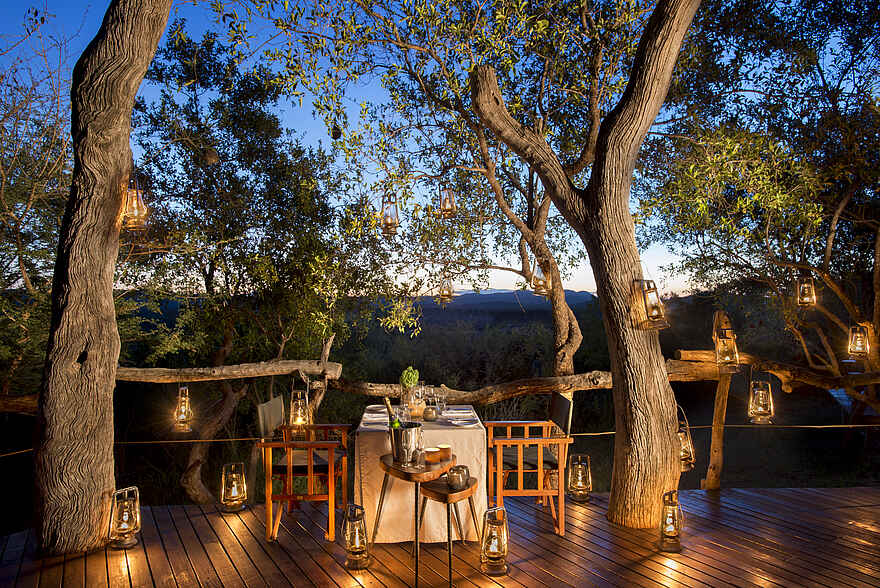 Madikwe Safari Lodge Dithaba: Romantisches Dinner auf der Terrasse Madikwe Safari Lodge Dithaba: Romantisches Dinner auf der Terrasse