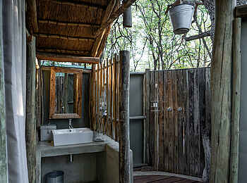 Mashatu Tent Camp: Bad mit Bucket-Shower Mashatu Tent Camp: Bad mit Bucket-Shower