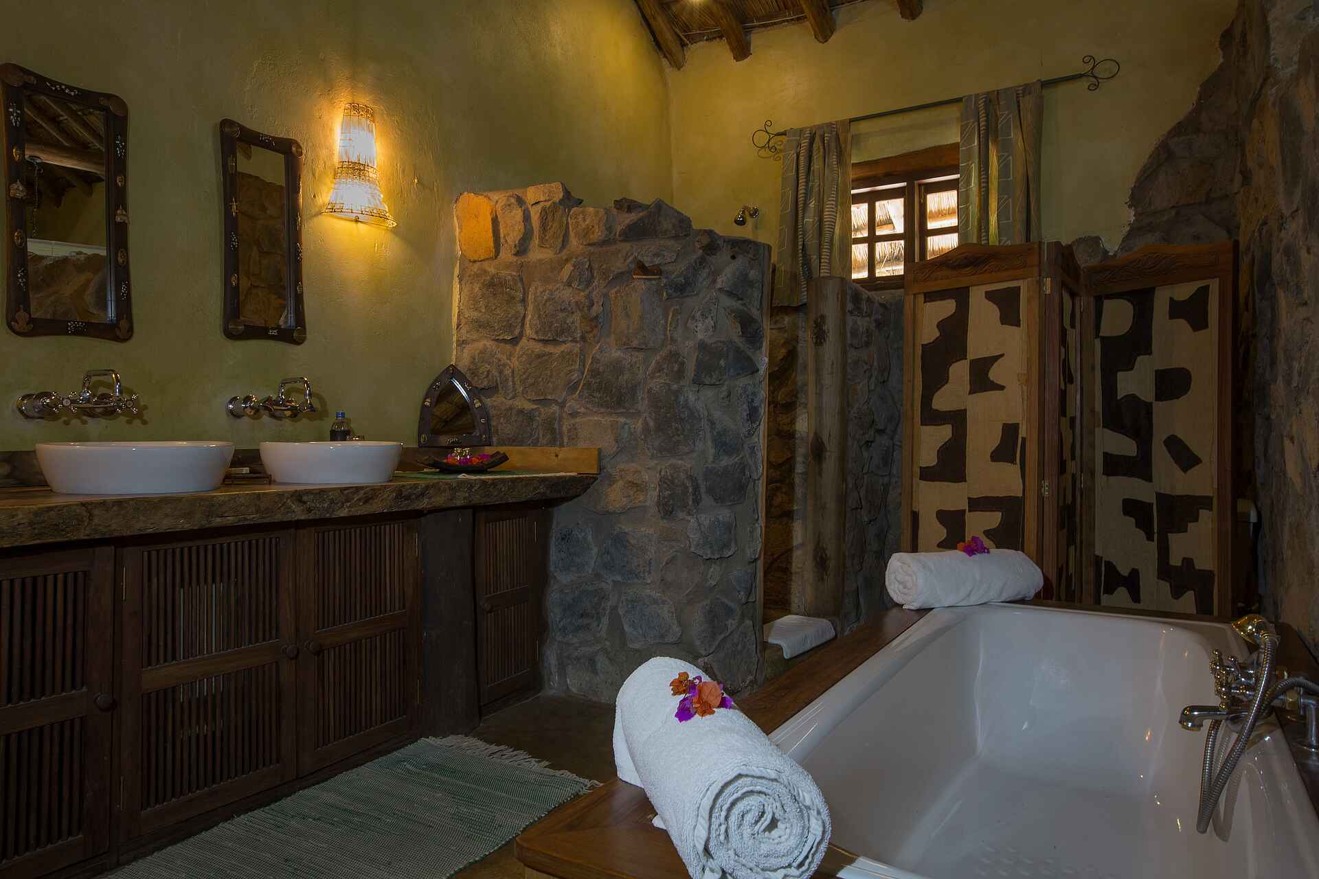 Arusha, Arusha Nationalpark, Rivertrees, Rivertrees Country Inn, Ambient, Bad, Badezimmer, Design, Entspannung, Interior, Afrikarma, Afrikarma Safaris, Afrikarma Safaris - Wildnis. Hautnah., afrikarma.de