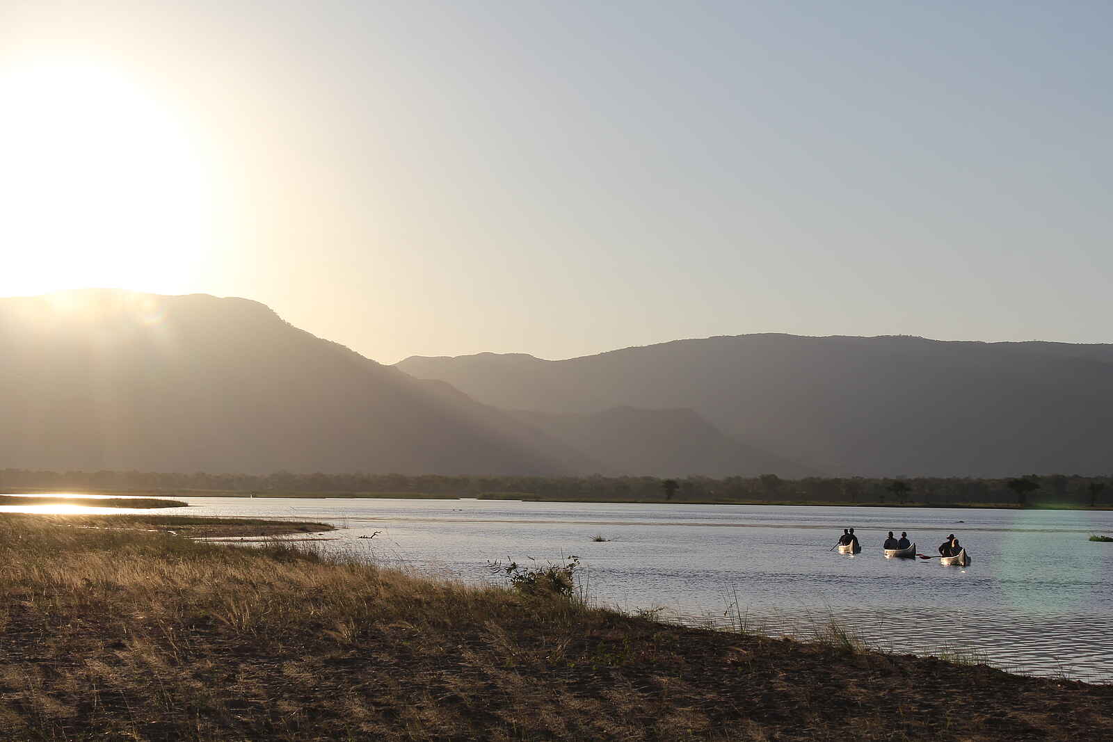 Ruwesi Canoe Trail: Kanufahrt gegen Abend Ruwesi Canoe Trail: Kanufahrt gegen Abend