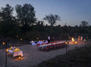 Simbavati Camp George: Dinner im Busch Simbavati Camp George: Dinner im Busch