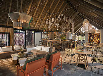 Lion Sands River Lodge: Hauptlodge mit Sofas