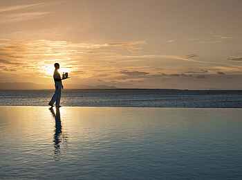 Time + Tide Miavana: Kellner am Infinity Pool