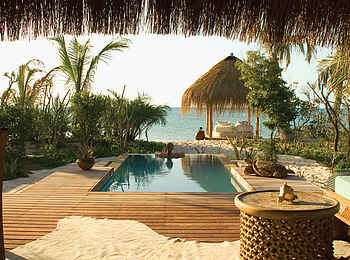 Azura Benguerra Island: Blick über einen Infinity Pool Azura Benguerra Island: Blick über einen Infinity Pool