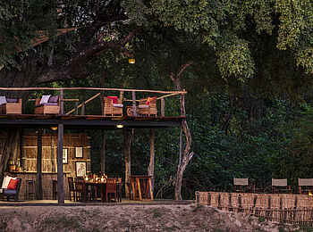 Chikoko Tree Camp: Die Bar Chikoko Tree Camp: Die Bar