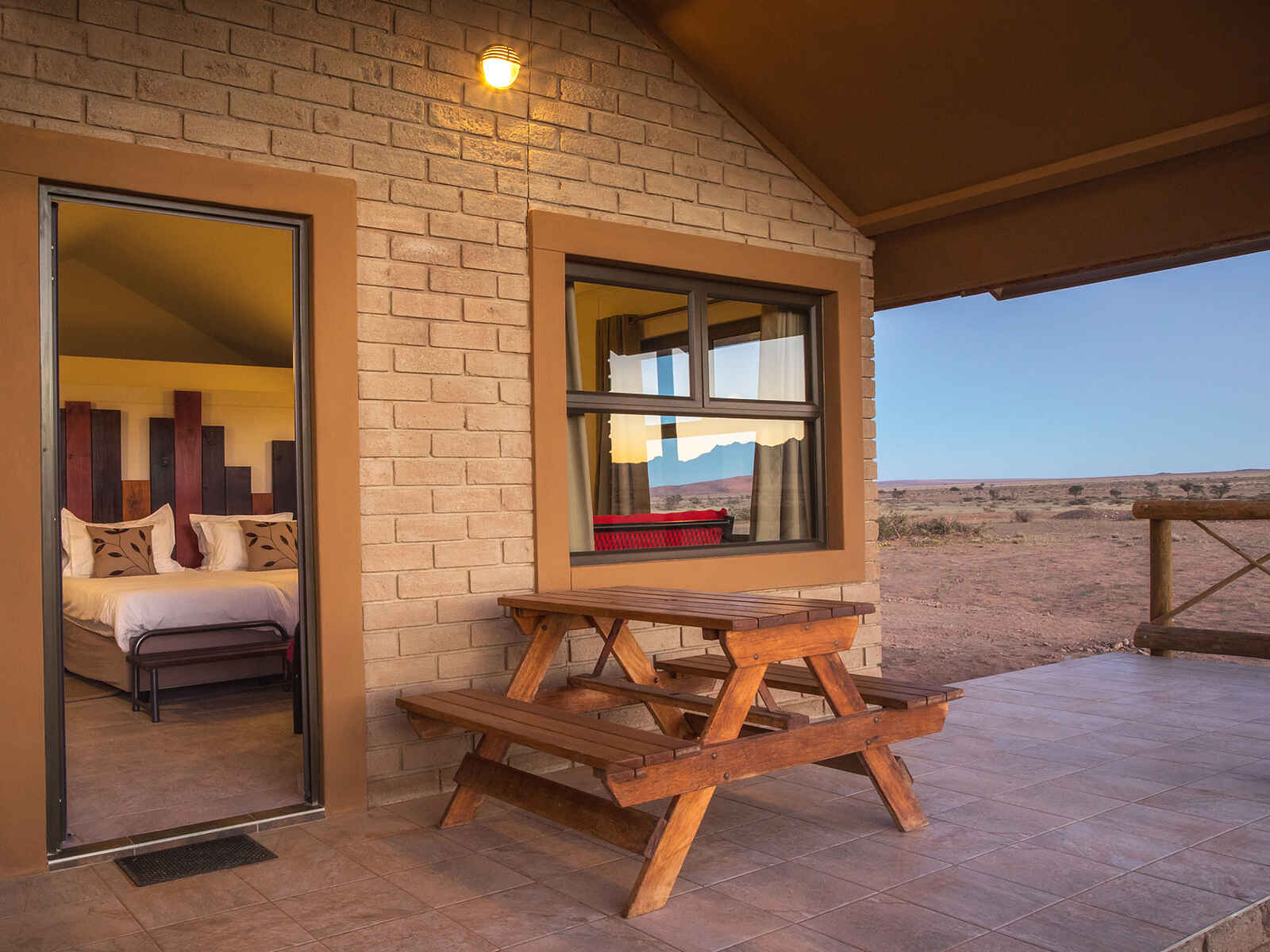 Desert Camp: Terrasse und Blick ins Schlafzimmer Desert Camp: Terrasse und Blick ins Schlafzimmer