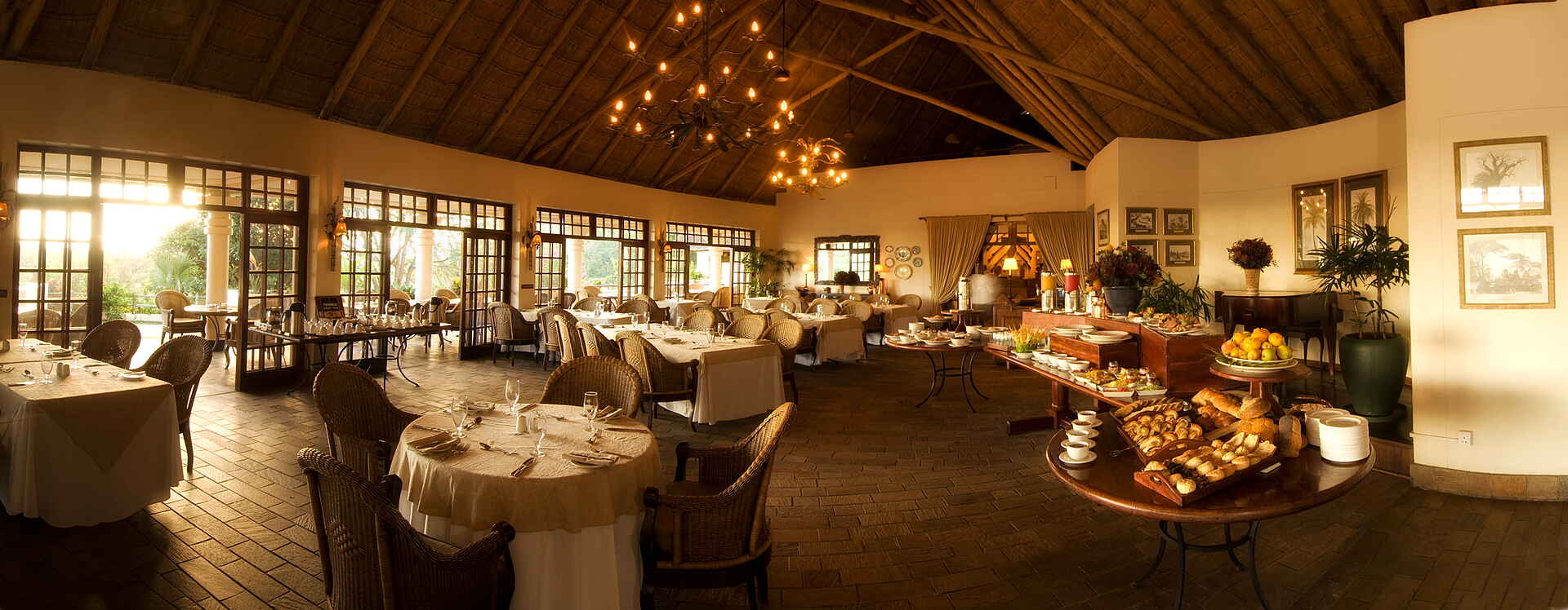 Ilala Lodge: Restaurant Ilala Lodge, Palm Restaurant, Sambezi, Victoria Falls, Victoria Falls National Park, Viktoriafälle, Abendessen, Boutique Hotel