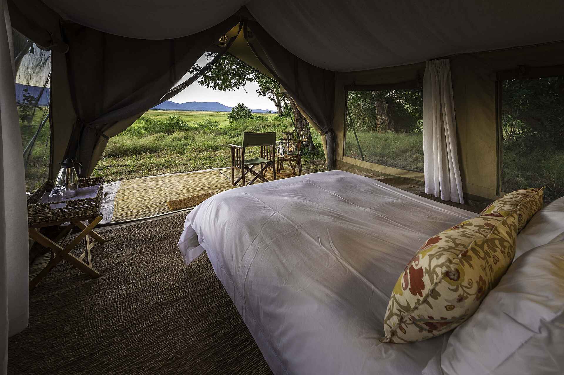 John's Camp, Mana Pools National Park, Mana Pools Nationalpark, Robin Pope Safaris, Sambesi, Simbabwe, The Mana Pools Safari Company, Zambezi River, Doppelbett, Eingang, Gästezelt, Moskitonetze, Private Terrasse, Zelt, Afrikarma, Afrikarma Safaris, Afrikarma Safaris – Wildnis. Hautnah., afrikarma.de
