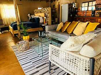 Khwai Expeditions Camp: Sitzecke im Familien Cottage Khwai Expeditions Camp: Sitzecke im Familien Cottage