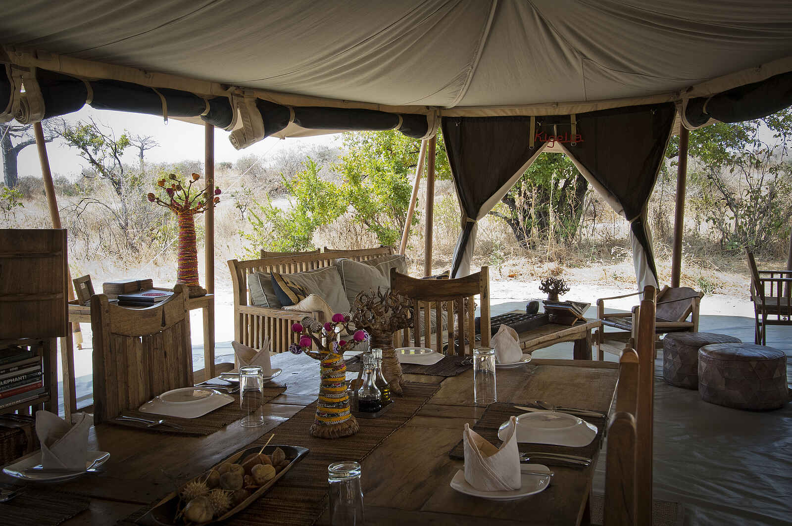 Kigelia Camp: Esstisch im Hauptzelt Kigelia Camp: Esstisch im Hauptzelt