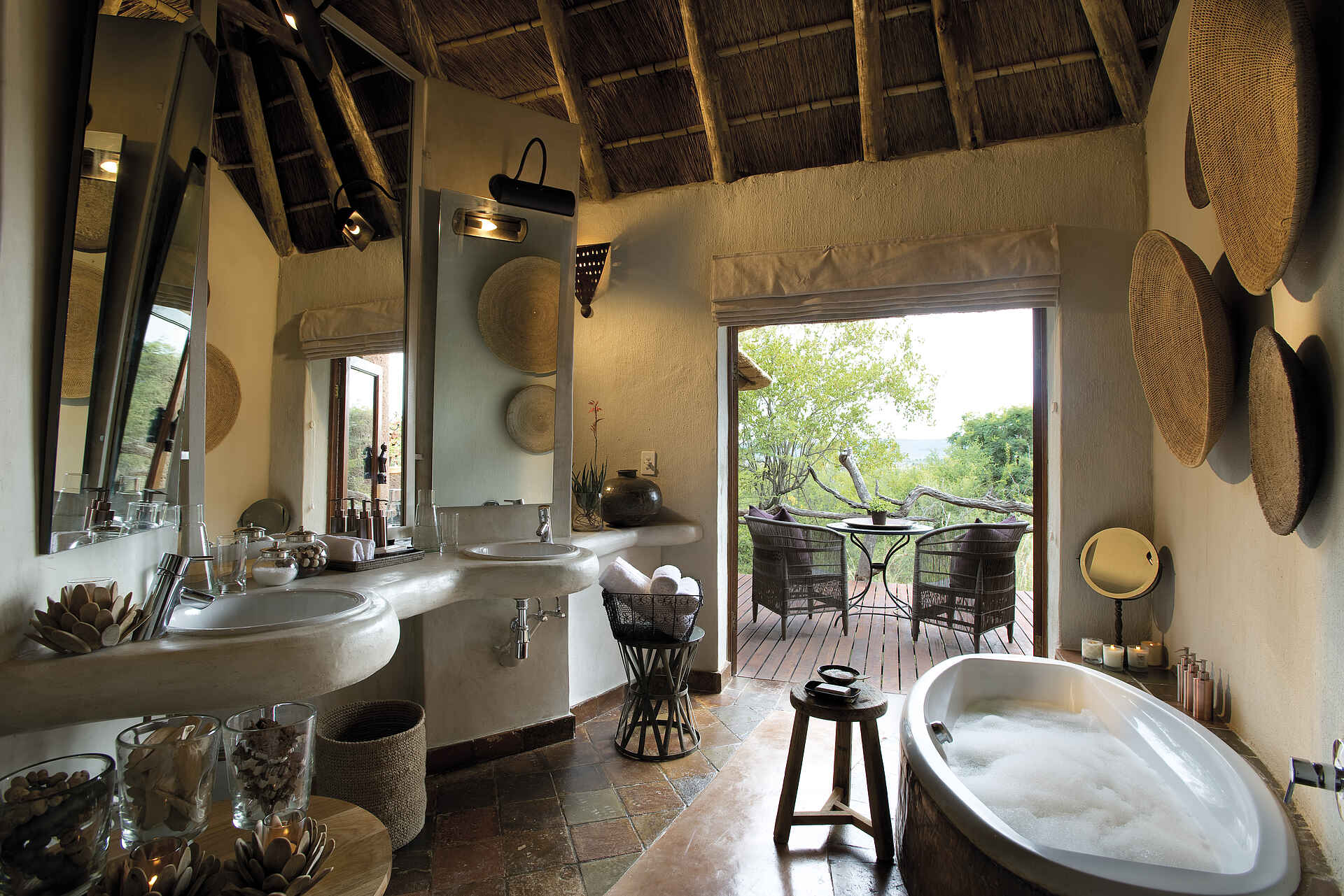 Madikwe Safari Lodge Lelapa: Badezimmer mit Zugang zur Aussichtsterrasse big 5, madikwe game reserve, madikwe safari lodge lelapa, onelife more, südafrika, aussichtsterrasse, badewanne, badezimmer, afrikarma, afrikarma safaris, afrikarma safaris - wildnis. hautnah., afrikarma.de