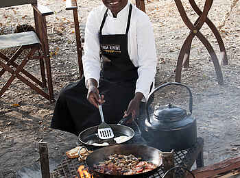 Selinda Explorers Camp: Kochen über dem offenen Feuer Selinda Explorers Camp: Kochen über dem offenen Feuer