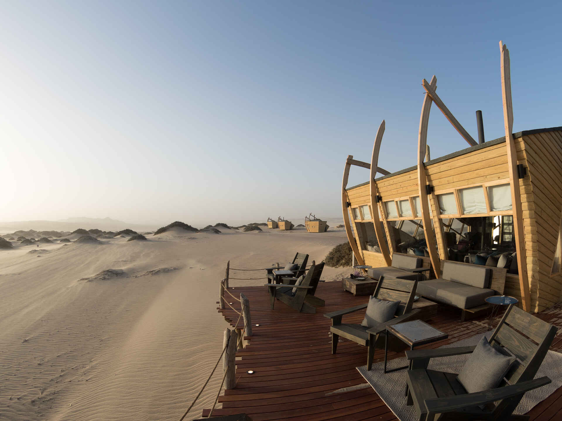 Shipwreck Lodge: Terrassendeck der Lounge