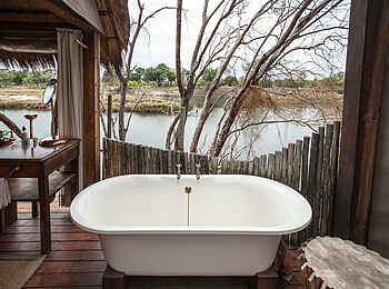 Sindabezi Island Camp: Außenbadewanne im Sunrise Chalet