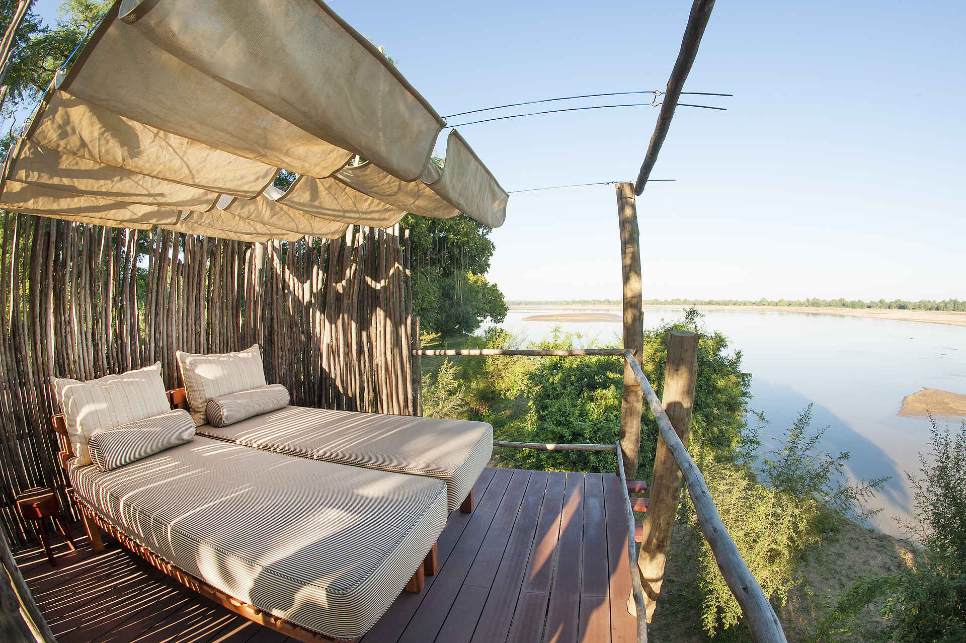 Kafunta Safaris, Kapamba River, Luangwa River, Lusangazi River, Sambia, South Luangwa, Three Rivers Camp, Fluss, Flussufer, Plattform, Private Terrasse, Schatten, Sonnensegel, Tagesbetten, Afrikarma, Afrikarma Safaris, Afrikarma Safaris – Wildnis. Hautnah., afrikarma.de, South Luangwa National Park