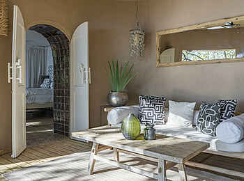 Tongabezi Lodge: Sitzecke im River Cottage