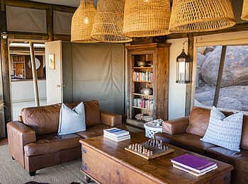Wolwedans Boulders Camp: In der Lounge