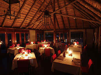 Thanda Tented Camp: Dinner im Kerzenschein Thanda Tented Camp: Dinner im Kerzenschein