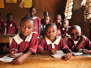 Gorilla Forest Lodge: Besuch einer Schule Gorilla Forest Lodge: Besuch einer Schule