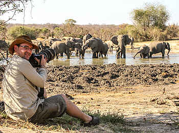 Jozibanini Camp: Fotografieren der Elefanten am Wasserloch Jozibanini Camp: Fotografieren der Elefanten am Wasserloch