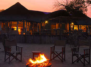 Kasaka River Lodge: Lagerfeuer vor dem Hippo Pod Kasaka River Lodge: Lagerfeuer vor dem Hippo Pod