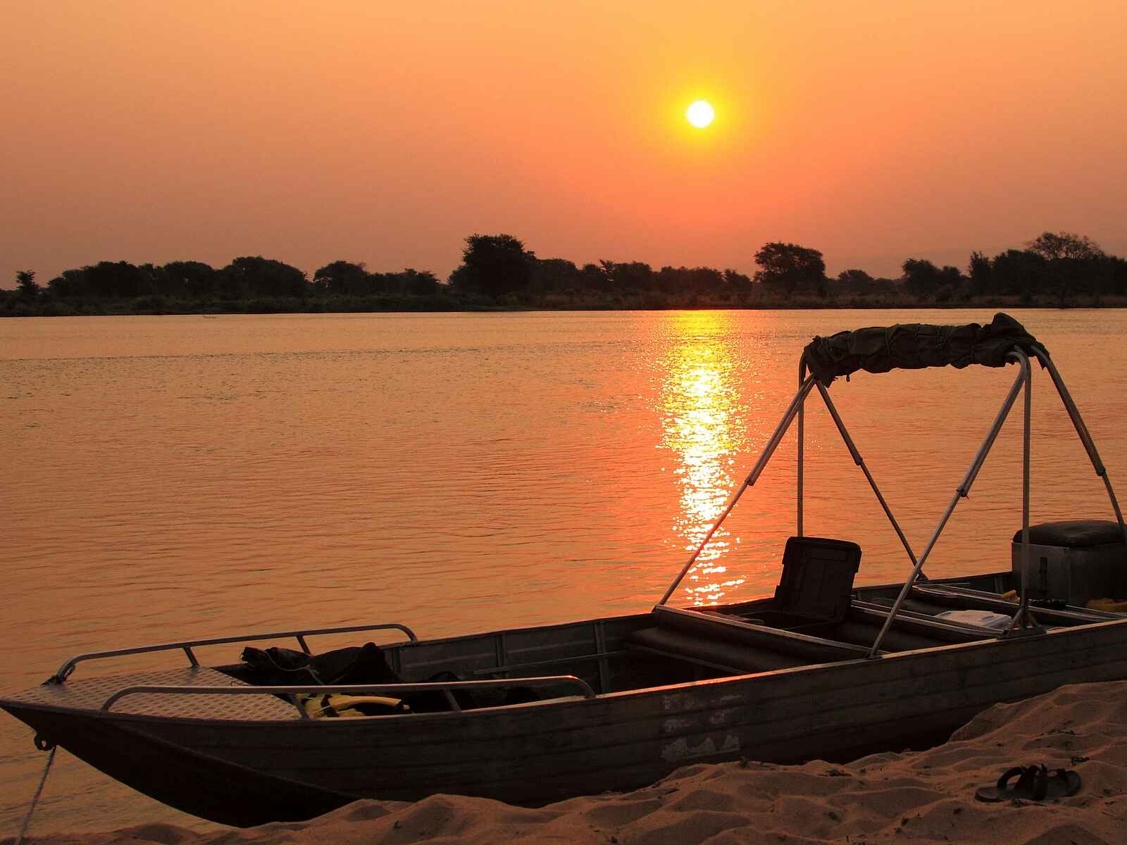 Kiambi Camp: Motorboot Kiambi Camp: Motorboot