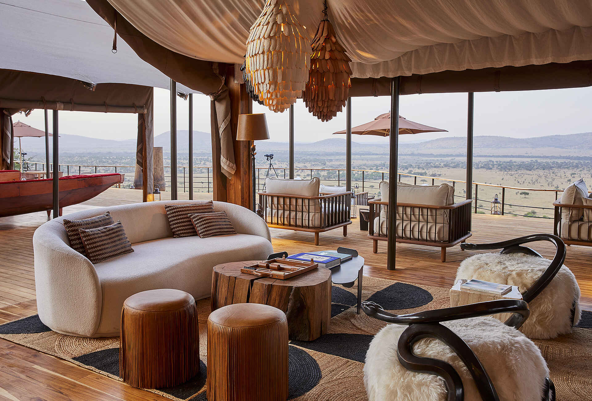 Laba Grumeti Art Lodge: Der Zentralbereich mit Blick über die Serengeti Laba Grumeti Art Lodge: Der Zentralbereich mit Blick über die Serengeti