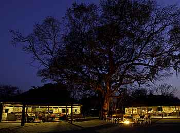 Little Makalolo Camp: Blick auf das abendliche Camp Little Makalolo Camp: Blick auf das abendliche Camp