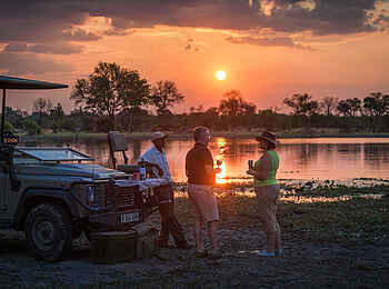 Machaba Camp: Sundowner auf Pirschfahrt