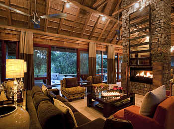 Morukuru River House: Wohnzimmer mit Kamin Morukuru River House: Wohnzimmer mit Kamin